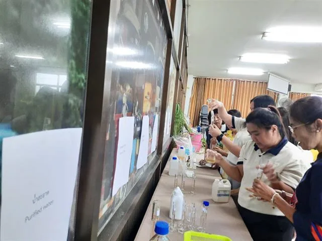 ดร.เภสัชกร ภูวิช ไชยคำวัง รองคณบดีฝ่ายคุณภาพนิสิตและบูรณาการพันธกิจกับชุมชน นำทีมบุคลากรคณะเภสัชศาสตร์ มหาวิทยาลัยพะเยา ลงพื้นที่ถ่ายทอดความรู้และทักษะที่สามารถนำไปประยุกต์ใช้ได้จริงในชีวิตประจำวัน