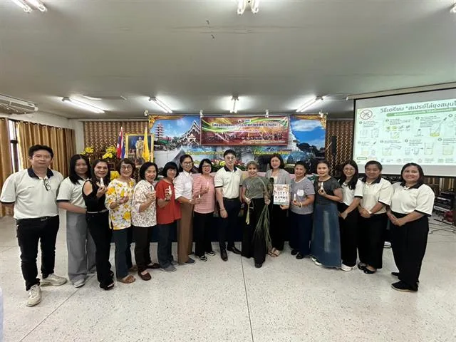 ดร.เภสัชกร ภูวิช ไชยคำวัง รองคณบดีฝ่ายคุณภาพนิสิตและบูรณาการพันธกิจกับชุมชน นำทีมบุคลากรคณะเภสัชศาสตร์ มหาวิทยาลัยพะเยา ลงพื้นที่ถ่ายทอดความรู้และทักษะที่สามารถนำไปประยุกต์ใช้ได้จริงในชีวิตประจำวัน