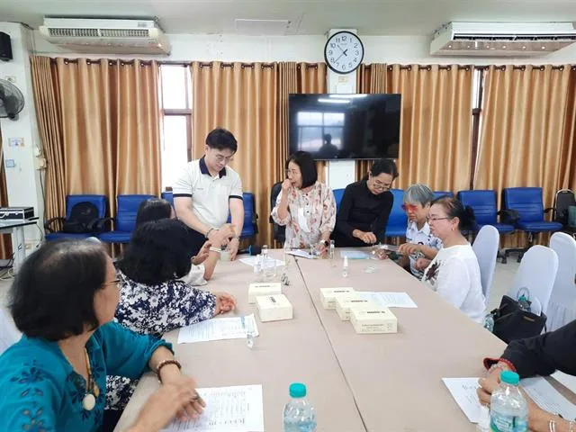 ดร.เภสัชกร ภูวิช ไชยคำวัง รองคณบดีฝ่ายคุณภาพนิสิตและบูรณาการพันธกิจกับชุมชน นำทีมบุคลากรคณะเภสัชศาสตร์ มหาวิทยาลัยพะเยา ลงพื้นที่ถ่ายทอดความรู้และทักษะที่สามารถนำไปประยุกต์ใช้ได้จริงในชีวิตประจำวัน