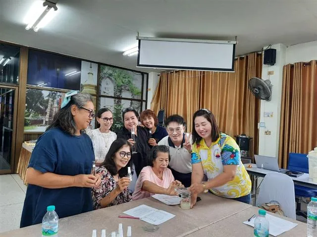 ดร.เภสัชกร ภูวิช ไชยคำวัง รองคณบดีฝ่ายคุณภาพนิสิตและบูรณาการพันธกิจกับชุมชน นำทีมบุคลากรคณะเภสัชศาสตร์ มหาวิทยาลัยพะเยา ลงพื้นที่ถ่ายทอดความรู้และทักษะที่สามารถนำไปประยุกต์ใช้ได้จริงในชีวิตประจำวัน