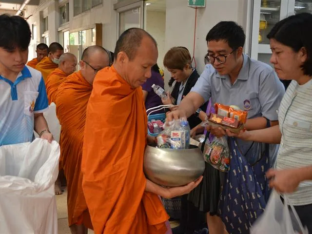 กิจกรรมทำบุญตักบาตร เนื่องในโอกาสวันคล้ายวันสถาปนาคณะพยาบาลศาสตร์ ครบรอบ ๒๓ ปี