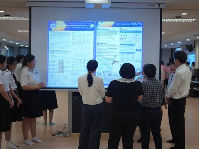 นิสิตกายภาพบำบัด ชั้นปีที่ 4 มหาวิทยาลัยพะเยา จัดการนำเสนอผลงานทางวิชาการในรูปแบบโปสเตอร์ (Poster Presentation)