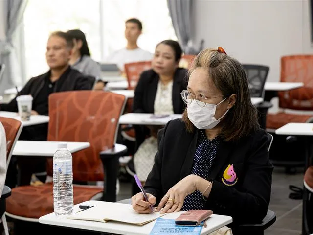 กองบริหารงานวิจัย จัดประชุมชี้แจงแนวทางการรับทุนสนับสนุนการวิจัย อพ.สธ.-มพ. ประจำปีงบประมาณ 2570
