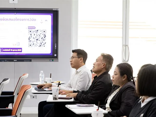 กองบริหารงานวิจัย จัดประชุมชี้แจงแนวทางการรับทุนสนับสนุนการวิจัย อพ.สธ.-มพ. ประจำปีงบประมาณ 2570