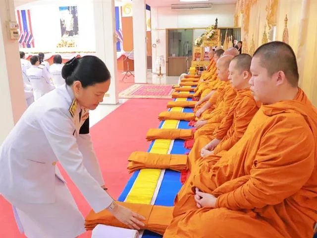 ผู้เข้าร่วมพิธีโดยพร้อมเพรียงกัน