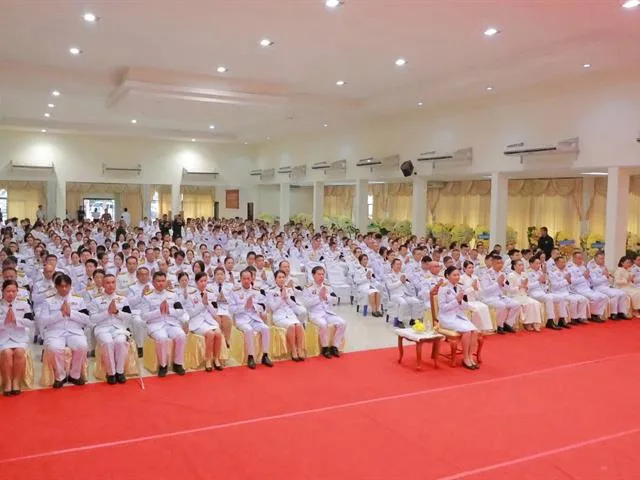 ผู้เข้าร่วมพิธีโดยพร้อมเพรียงกัน