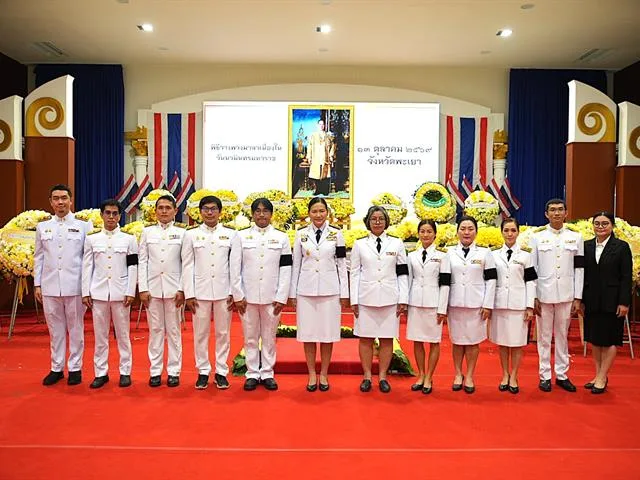 ผู้เข้าร่วมพิธีโดยพร้อมเพรียงกัน