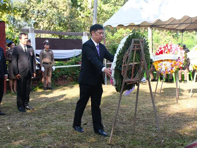 ร่วมพิธีวางพวงมาลา