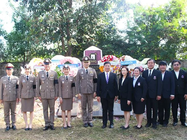 ร่วมพิธีวางพวงมาลา