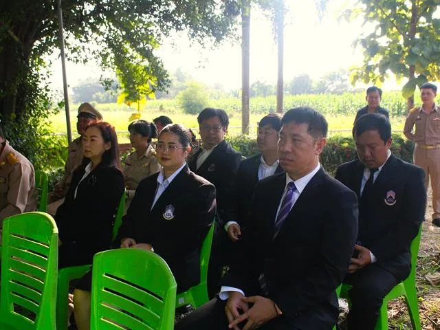 ร่วมพิธีวางพวงมาลา