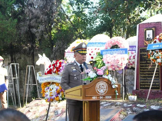 ร่วมพิธีวางพวงมาลา