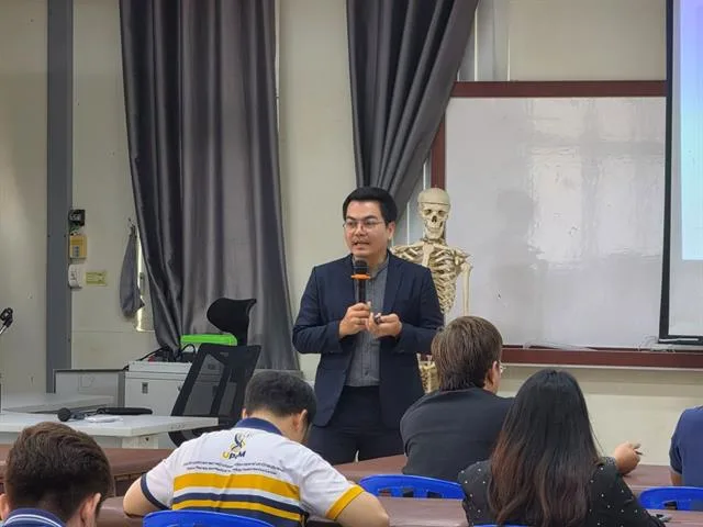คณบดีพบบุคลากรปี70