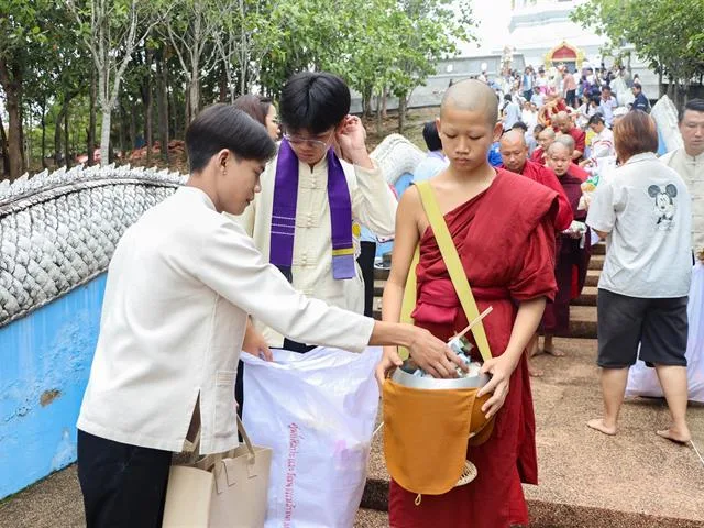 คณะรัฐศาสตร์และสังคมศาสตร์ ร่วมสืบสานประเพณีตักบาตรเทโวโรหณะ ประจำปี 2569 ส่งต่อคุณค่าแห่งศรัทธาและการแบ่งปัน  27 ตุลาคม 2569  ณ วัดป่าพระอุบาลี ซึ่งจัดขึ้นโดยศูนย์ศิลปะและวัฒนธรรมล้านนา มหาวิทยาลัยพะเยา ร่วมกับชุมชนตำบลแม่กา