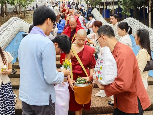 คณะรัฐศาสตร์และสังคมศาสตร์ ร่วมสืบสานประเพณีตักบาตรเทโวโรหณะ ประจำปี 2569 ส่งต่อคุณค่าแห่งศรัทธาและการแบ่งปัน  27 ตุลาคม 2569  ณ วัดป่าพระอุบาลี ซึ่งจัดขึ้นโดยศูนย์ศิลปะและวัฒนธรรมล้านนา มหาวิทยาลัยพะเยา ร่วมกับชุมชนตำบลแม่กา
