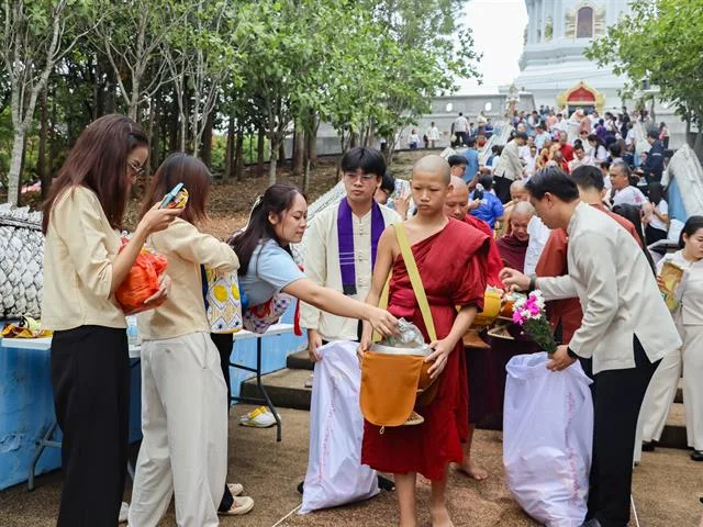 คณะรัฐศาสตร์และสังคมศาสตร์ ร่วมสืบสานประเพณีตักบาตรเทโวโรหณะ ประจำปี 2569 ส่งต่อคุณค่าแห่งศรัทธาและการแบ่งปัน  27 ตุลาคม 2569  ณ วัดป่าพระอุบาลี ซึ่งจัดขึ้นโดยศูนย์ศิลปะและวัฒนธรรมล้านนา มหาวิทยาลัยพะเยา ร่วมกับชุมชนตำบลแม่กา