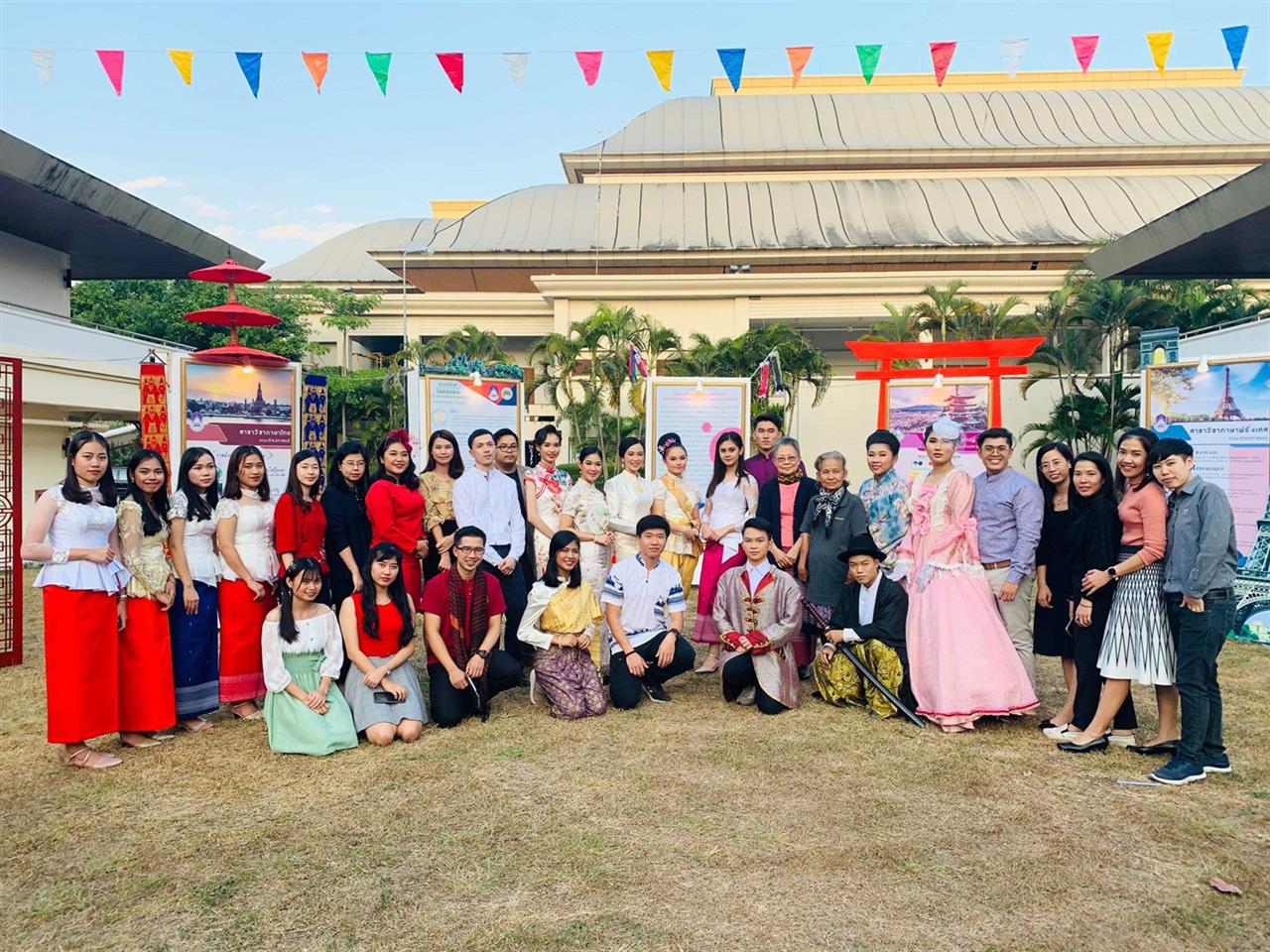คณะศิลปศาสตร์ร่วมจัดนิทรรศการในโครงการ ชมรมภาษาและวัฒนธรรมนานาชาติ และ โครงการ International Awareness and Mobility เพื่อก้าวสู่ความเป็นสากล
