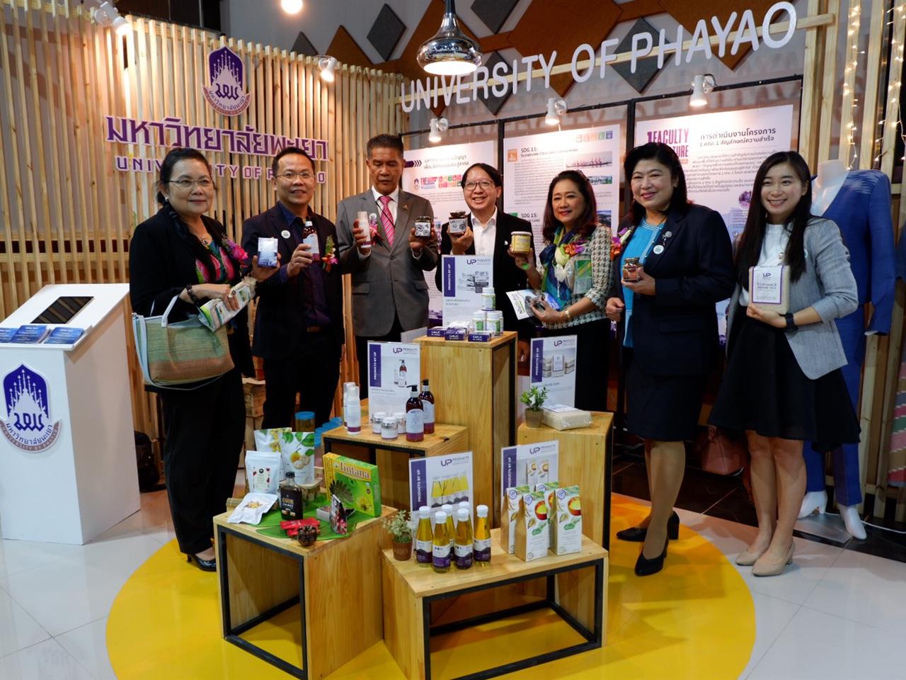รศ.ดร.เสมอ  ถาน้อย นำทีมกองบริหารงานวิจัยร่วมกับสถาบันนวัตกรรมและถ่ายทอดเทคโนโลยี จัดบูธในงาน "มหกรรมงานวิจัยส่วนภูมิภาค ประจำปี 2563 (Regional Research Expo 2020)”