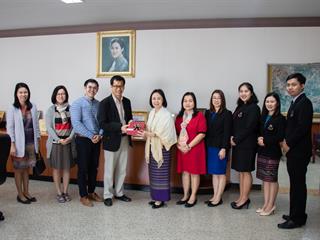 คณะศิลปศาสตร์ มอบของขวัญเนื่องในวาระดิถีต้อนรับปีพุทธศักราชใหม่ ๒๕๖๒ แก่อธิการบดี มหาวิทยาลัยพะเยา