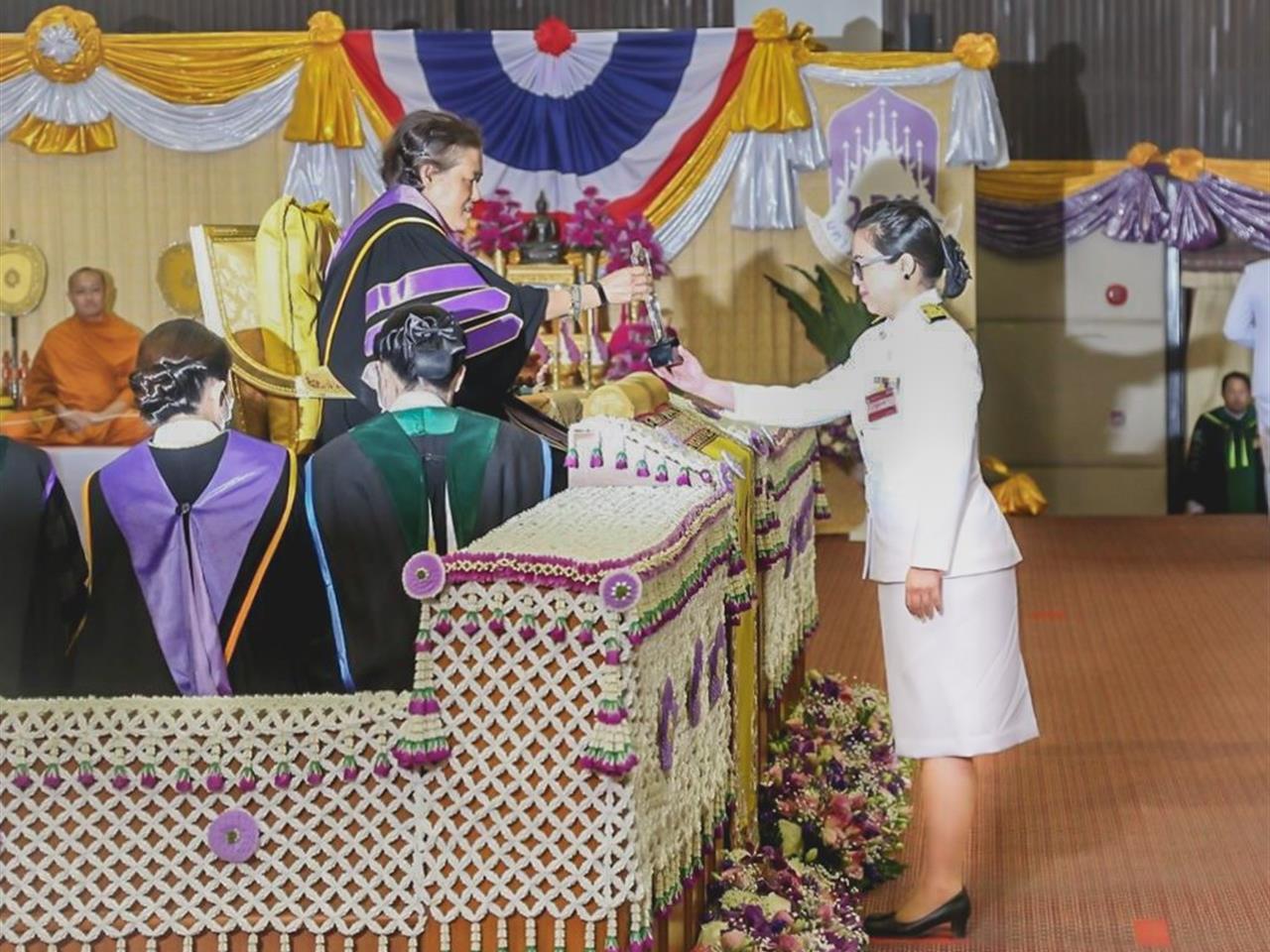 รองศาสตราจารย์ ดร.ผณินทรา ธีรานนท์ รองคณบดีฝ่ายวิจัย คณะศิลปศาสตร์  ได้รับโล่พระราชทานนักวิจัยดีเด่น ด้านมนุษยศาสตร์และสังคมศาสตร์