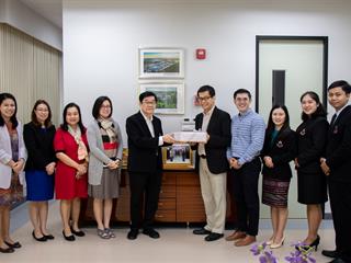 คณะศิลปศาสตร์ มอบของขวัญเนื่องในวาระดิถีต้อนรับปีพุทธศักราชใหม่ ๒๕๖๒ แก่ผู้อำนวยการศูนย์การแพทย์และโรงพยาบาล มหาวิทยาลัยพะเยา