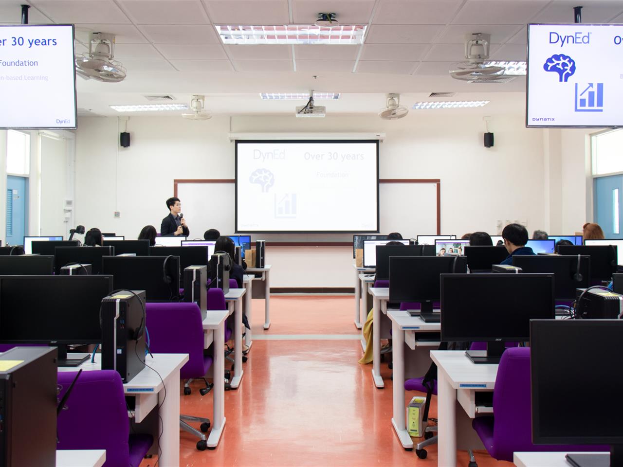 ผู้จัดการบริษัท Dynatix เข้าพบคณะผู้บริหารและคณะกรรมการศูนย์ภาษาคณะศิลปศาสตร์ เพื่อนำเสนอโปรแกรมเพื่อการฝึกฝน ทดสอบ และวัดระดับภาษาอังกฤษ DynEd