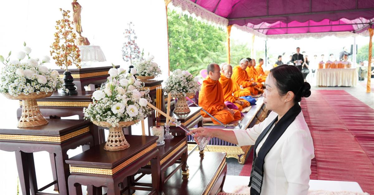 กองกิจการนิสิต ร่วมพิธีตักบาตรถวายเป็นพระราชกุศล น้อมรำลึกในพระมหากรุณาธิคุณ สมเด็จพระนางเจ้าสิริกิติ์ พระบรมราชินีนาถ พระบรมราชชนนีพันปีหลวง