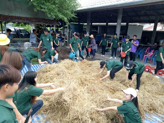 คณะเกษตรศาสตร์และทรัพยากรธรรมชาติ ม.พะเยา ออกพื้นที่การอบรมเชิงปฏิบัติการผลิตอาหารสัตว์ต้นทุนต่ำอย่างปลอดภัย อำเภอแม่ใจ จังหวัดพะเยา ให้เเก่นิสิตและกลุ่มเกษตรกรในพื้นที่รับผิดชอบโครงการ 1 คณะ 1 โมเดล