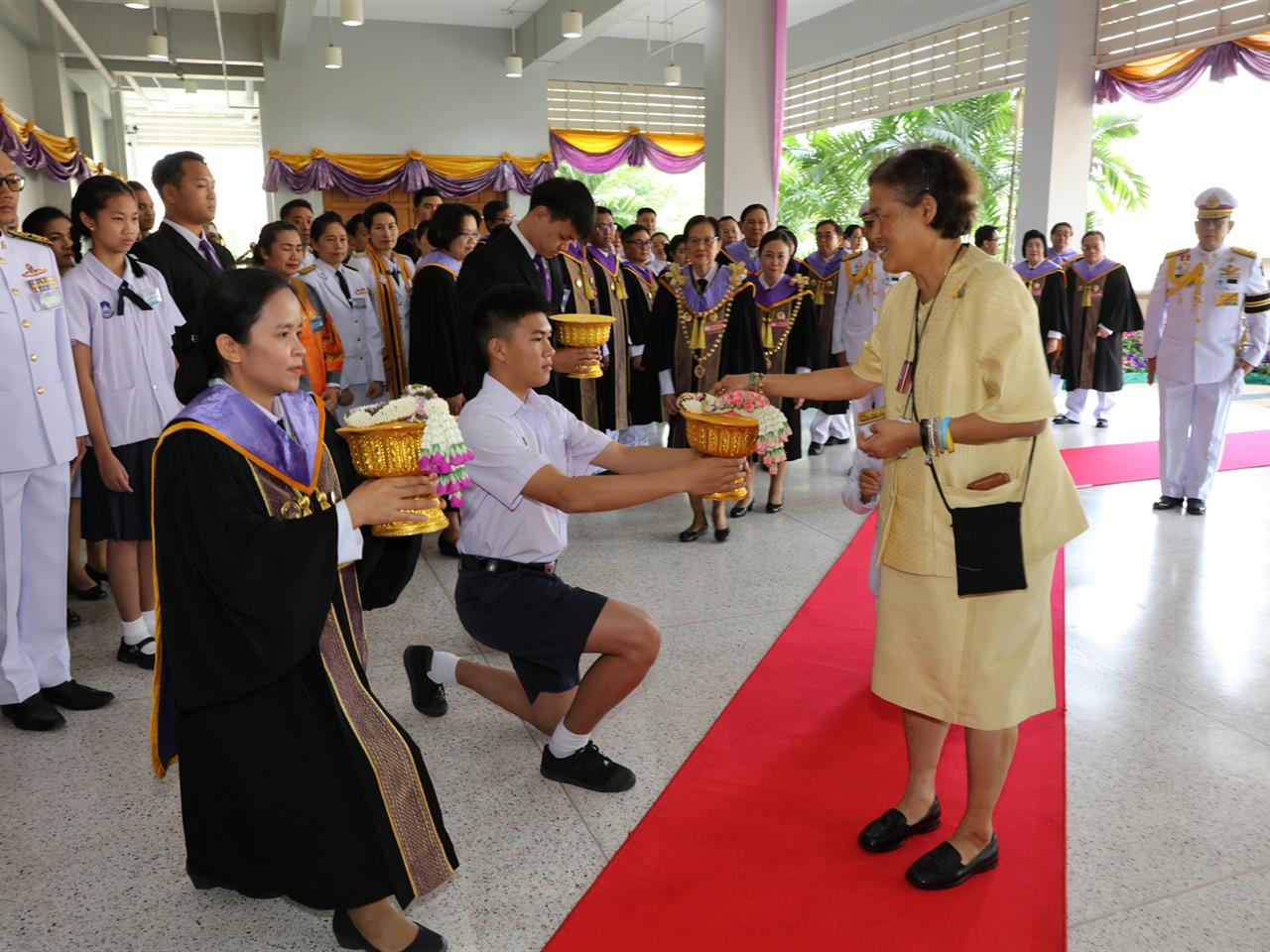 โรงเรียนสาธิตมหาวิทยาลัยพะเยาร่วม เฝ้าฯ รับและส่งเสด็จฯ สมเด็จพระกนิษฐาธิราชเจ้า กรมสมเด็จพระเทพรัตนราชสุดาฯ สยามบรมราชกุมารี ในพิธีพระราชทานปริญญาบัตร มหาวิทยาลัยพะเยา ประจำปีการศึกษา 2561
