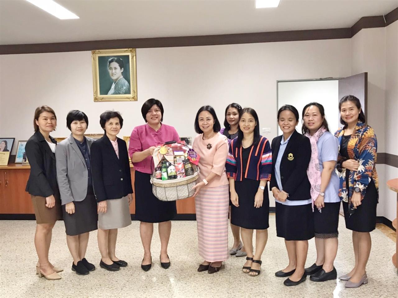 คณะพยาบาลศาสตร์พร้อมด้วยบุคลากรสังกัดคณะพยาบาลศาสตร์ เข้ามอบกระเช้าเพื่อขอพรปีใหม่ ท่านอธิการบดีมหาวิทยาลัยพะเยา