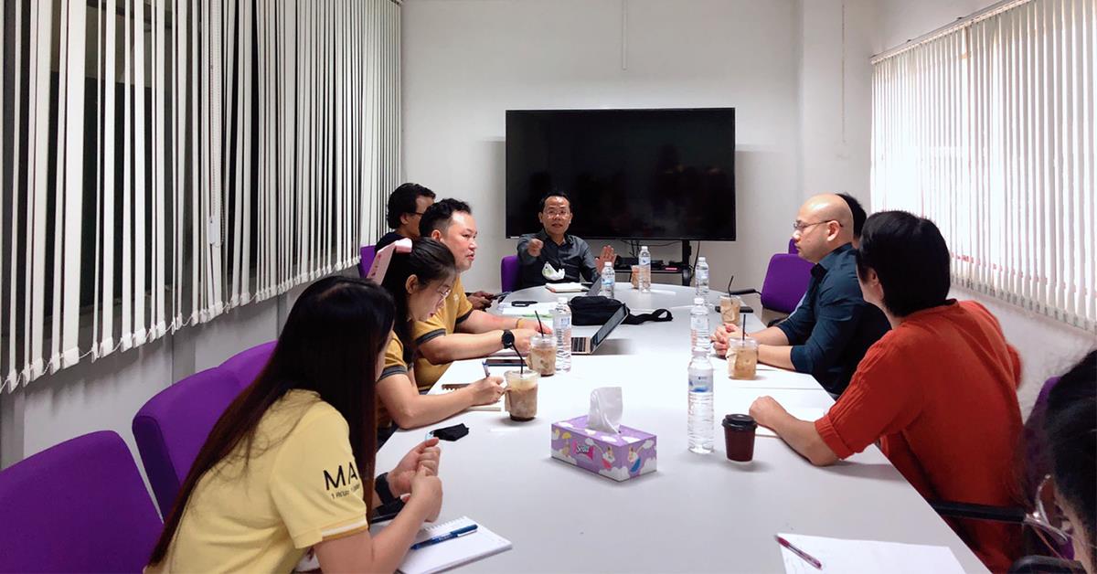 นักวิจัย คณะวิทยาการจัดการและสารสนเทศศาสตร์ มหาวิทยาลัยพะเยา นำเสนอกระบวนการการดำเนินงานในแผนงานวิจัยเรื่อง การพัฒนากลไกการขับเคลื่อนห่วงโซ่อุปทานและกลไกทางการตลาดของสินค้าทางเกษตรในภาคเหนือตอนบน 2 วิจัย_คณะวิทยาการจัดการและสารสนเทศศาสตร์