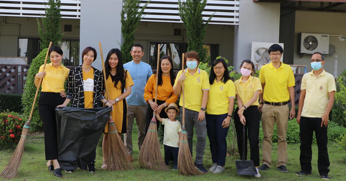 บุคลากรคณะบริหารธุรกิจและนิเทศศาตร์ มหาวิทยาลัยพะเยา ร่วมกิจกรรมจิตอาสาบำเพ็ญประโยชน์บริเวณพื้นที่สนามหญ้า เพื่อถวายเป็นพระราชกุศลเนื่องในวันคล้ายวันสวรรคตพระบาทสมเด็จพระบรมชนกาธิเบศร มหาภูมิพลอดุลยเดชมหาราข บรมนาถบพิตร ณ อาคารเรียนรวมหลังเก่า (ภูกามยาว) มหาวิทยาลัยพะเยา