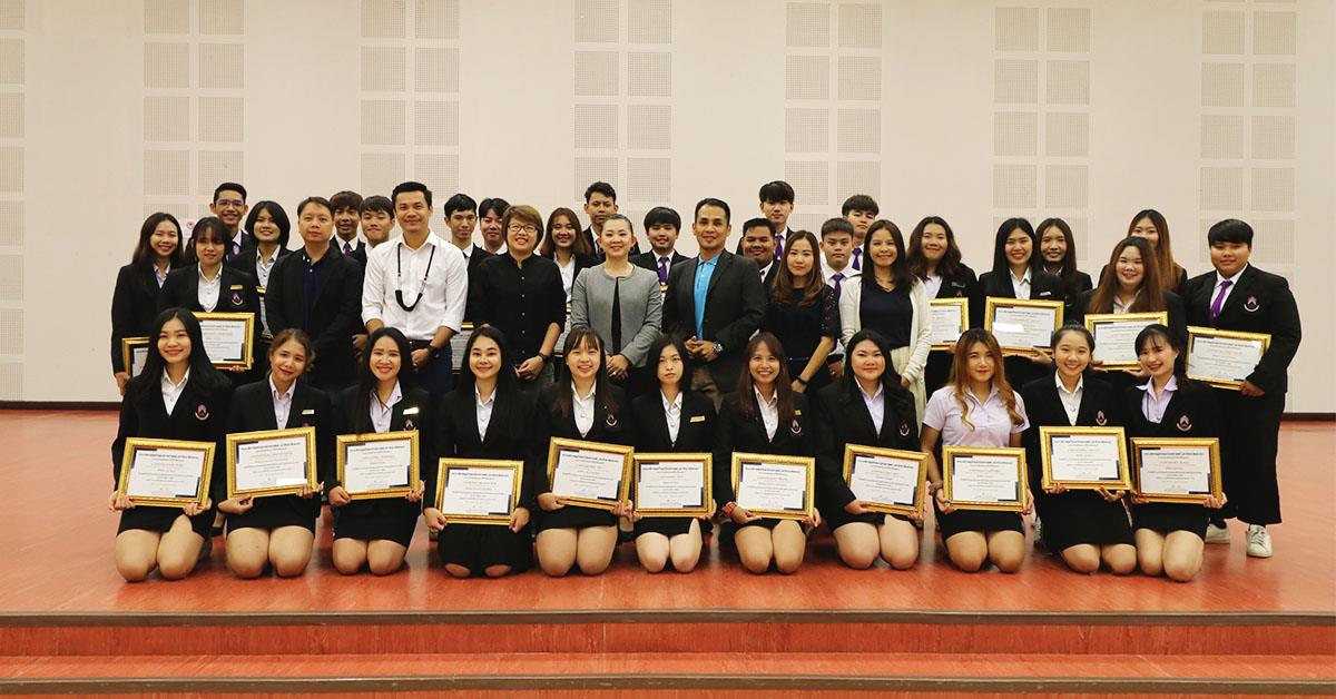 ผู้บริหารคณะบริหารธุรกิจและนิเทศศาสตร์ มหาวิทยาลัยพะเยา มอบเกียรติบัตรให้แก่สโมสรนิสิต คณะบริหารธุรกิจและนิเทศศาสตร์ มหาวิทยาลัยพะเยา ชั้นปีที่ 4 ณ ห้องประชุม UB 003 อาคาร 99 ปี พระอุบาลีคุณูปมาจารย์ มหาวิทยาลัยพะเยา
