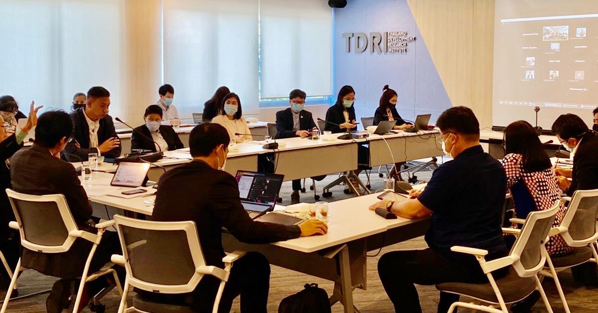 บุคลากรคณะบริหารธุรกิจและนิเทศศาสตร์ มหาวิทยาลัยพะเยา เข้าร่วมประชุมระดมความคิดเห็นต่อแนวทางการศึกษาของโครงการวิจัยการยกระดับระบบโลจิสติกส์เพื่อสนับสนุนการท่องเที่ยวไทย ภายใต้โครงการวิจัยการวิเคราะห์โครงสร้างโลจิสติกส์เพื่อสนับสนุนการท่องเที่ยวในพื้นที่ภาคเหนือ	ณ สถาบันวิจัยเพื่อการพัฒนาประเทศไทย กรุงเทพมหานคร