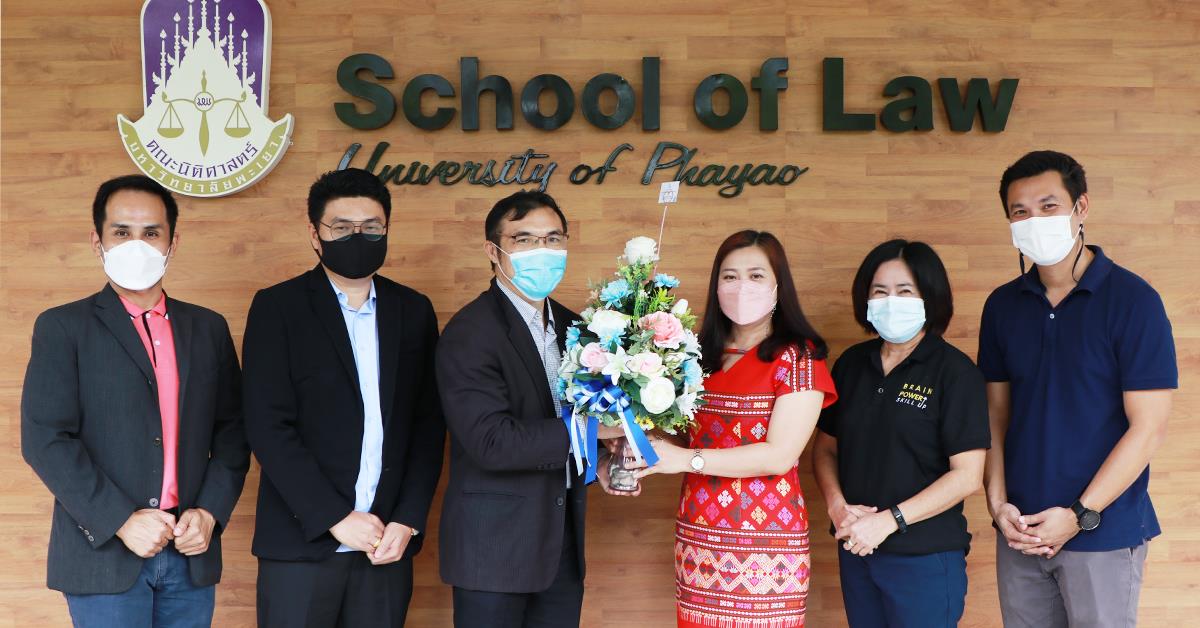 คณบดีคณะบริหารธุรกิจและนิเทศศาสตร์ พร้อมคณะ ร่วมแสดงความยินดีกับคณบดีคณะนิติศาสตร์ และคณะผู้บริหาร