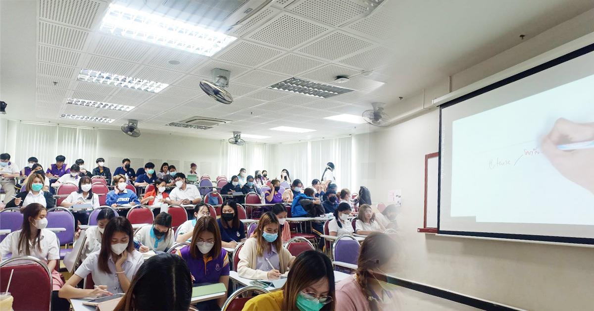 คณะบริหารธุรกิจและนิเทศศาสตร์ จัดอบรมภาษาอังกฤษเพื่อสำเร็จการศึกษา สำหรับนิสิตชั้นปีที่ 4