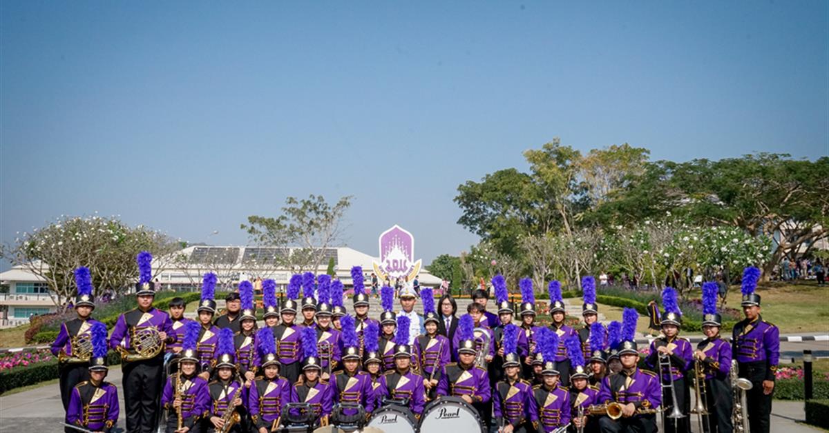 นักเรียนวงโยธวาทิตโรงเรียนสาธิตมหาวิทยาลัยพะเยา บรรเลงเพลงสรรเสริญพระบารมี ในพิธีพระราชทานปริญญาบัตร ประจำปีการศึกษา 2565