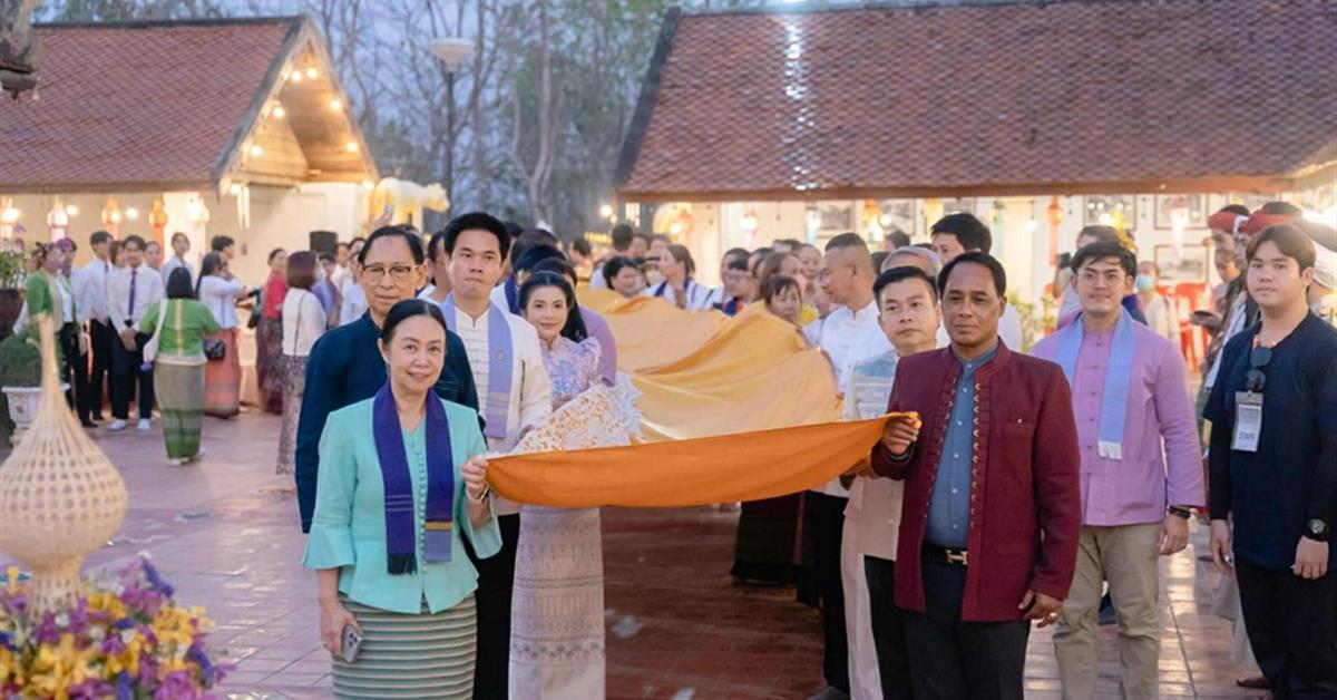 ประเพณีแห่ผ้าห่มพระธาตุจอมทอง