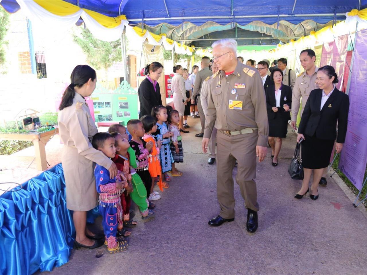 ม.พะเยา ร่วมต้อนรับ องคมนตรีพร้อมคณะ และมอบอุปกรณ์สื่อการเรียนการสอนให้กับโรงเรียนบ้านสันติสุข อ.ปง จ.พะเยา
