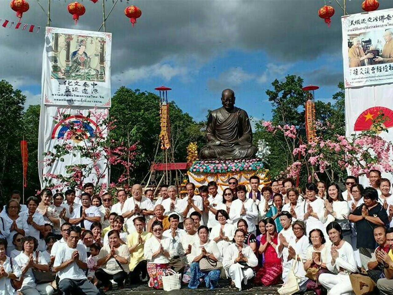 รองอธิการบดีฝ่ายคุณภาพนิสิต เป็นประธานเปิดป้ายสืบสานวิถีธรรมมิตรภาพ ไทย-จีน
