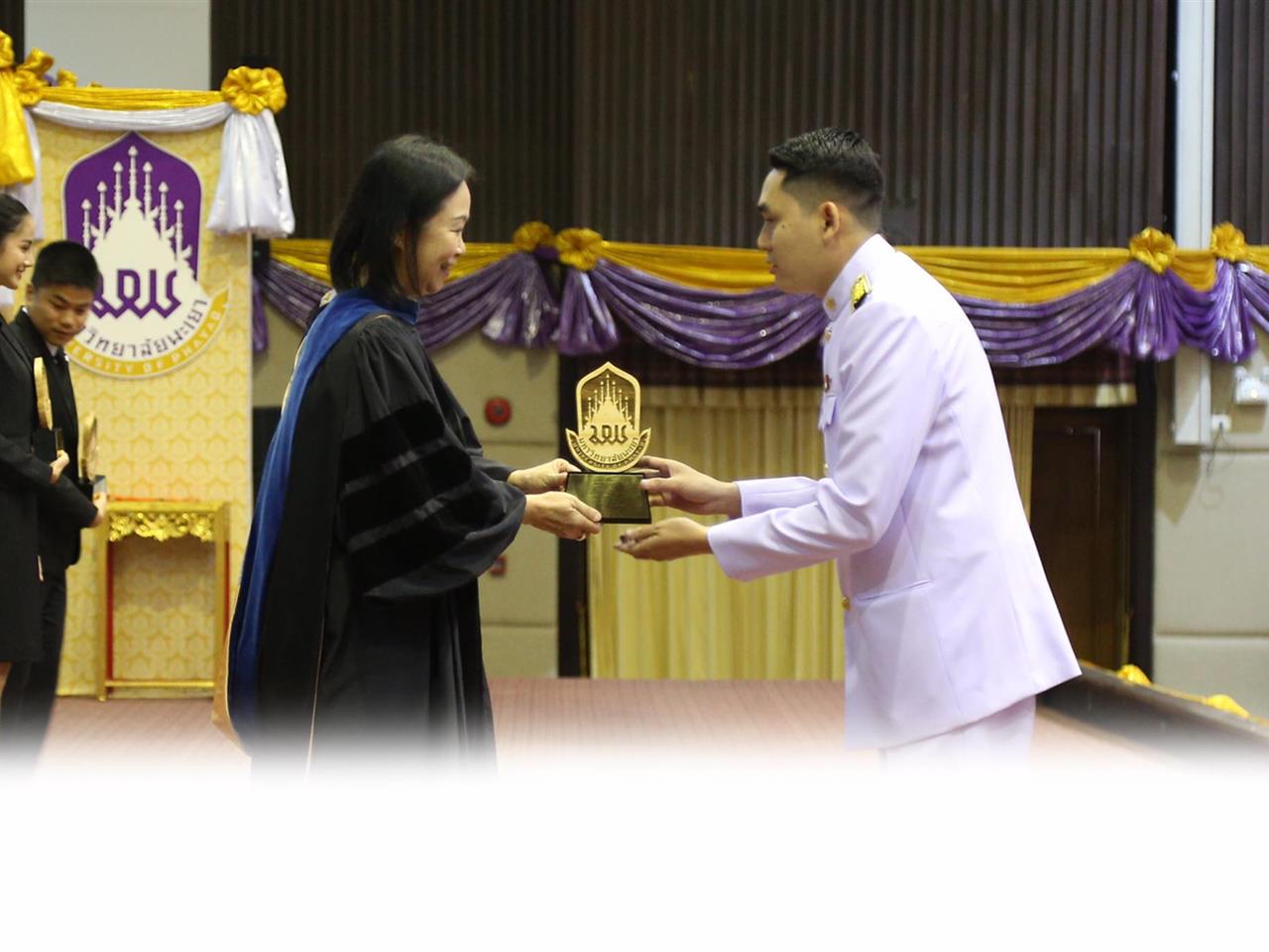 คณะพยาบาลศาสตร์ มหาวิทยาลัยพะเยา ขอแสดงความยินดีกับ นายพิชาญานันท์ สมพร ตำแหน่ง พยาบาลวิชาชีพปฏิบัติการ โรงพยาบาลส่งเสริมสุขภาพตำบลบ้านแม่เหว่ย ปฏิบัติราชการงานสุขภาพจิตฯ  โรงพยาบาลท่าสองยาง จังหวัดตาก ศิษย์เก่าพยาบาลศาสตร์ รุ่นที่ 7 ที่ได้รับรางวัลศิษย์เก่าดีเด่น ประจำปี 2563 ประเภทศิษย์เก่าดีเด่นรุ่นใหม่ (อายุไม่เกิน 35 ปี)