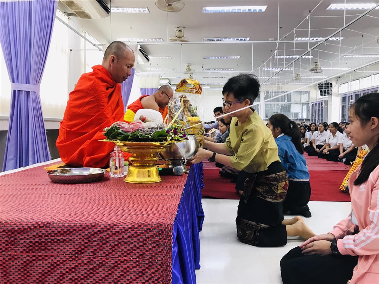 คณะพยาบาลศาสตร์ จัดกิจกรรมทำบุญตักบาตรข้าวสาร อาหารแห้ง และทำพิธีสืบชะตาให้แก่บุคลากร และนิสิต เนื่องในโอกาสครบรอบ 17 ปี วันสถาปนาคณะพยาบาลศาสตร์