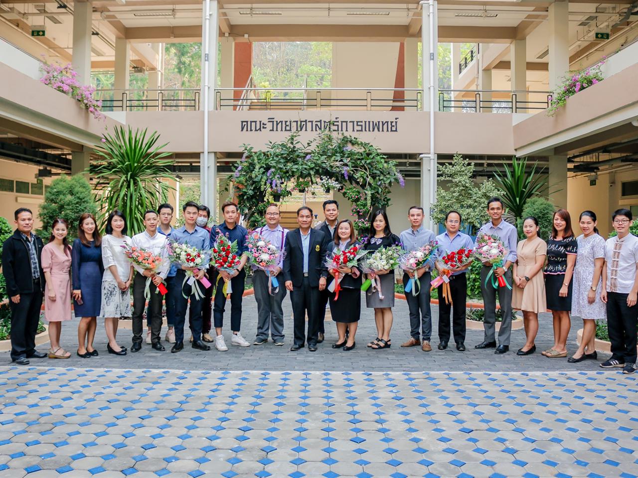 คณะวิทยาศาสตร์การแพทย์ ขอแสดงความยินดีกับอาจารย์ประจำคณะฯ จำนวน 9 ท่าน ที่ได้รับการแต่งตั้งให้ดำรงตำแหน่งผู้ช่วยศาสตราจารย์ ผู้ช่วยศาสตราจารย์ ดร.สุริศักดิ์ ประสานพันธ์ คณบดีคณะวิทยาศาสตร์การแพทย์ ได้มอบช่อดอกไม้แสดงความยินดีกับผู้ที่ได้รับการแต่งตั้งให้ดำรงตำแหน่งผู้ช่วยศาสตราจารย์