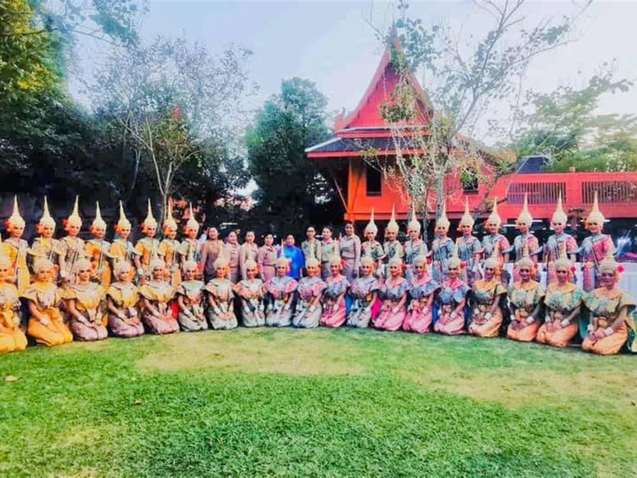 นิสิตสาขาศิลปะการแสดง ชั้นปีที่ 4 แสดงรำอาศิรวาทหน้าพระที่นั่งสมเด็จพระกนิษฐาธิราชเจ้า กรมสมเด็จพระเทพรัตนราชสุดาฯสยามบรมราชกุมารี