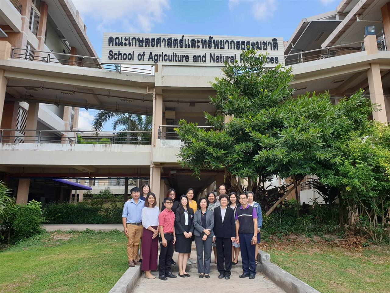 คณะเกษตรศาสตร์และทรัพยากรธรรมชาติ ม.พะเยา ให้การต้อนรับ อาจารย์พวงเพ็ชร์ นิธยานนท์ คณบดีคณะการจัดการธุรกิจอาหาร สถาบันการจัดการปัญญาภิวัฒน์ และ ดร.ทิพย์วรรณ ปริญญาศิริ อดีตผู้อำนวยการสำนักอาหาร สำนักงานคณะกรรมการอาหารและยา