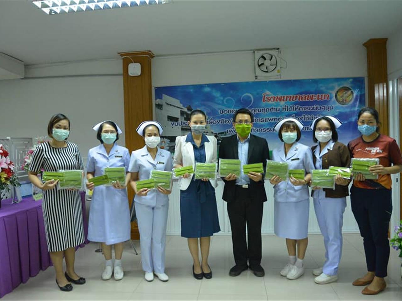 รศ.ดร.ภก สุรศักดิ์ เสาแก้ว คณบดีคณะเภสัชศาสตร์ เป็นตัวแทนกลุ่มเรียนรู้เพื่อรับใช้สังคมเฉพาะกิจ มอบหน้ากากผ้าให้กับโรงพยาบาลพะเยา รศ.ดร.ภก สุรศักดิ์ เสาแก้ว หน้ากากผ้า