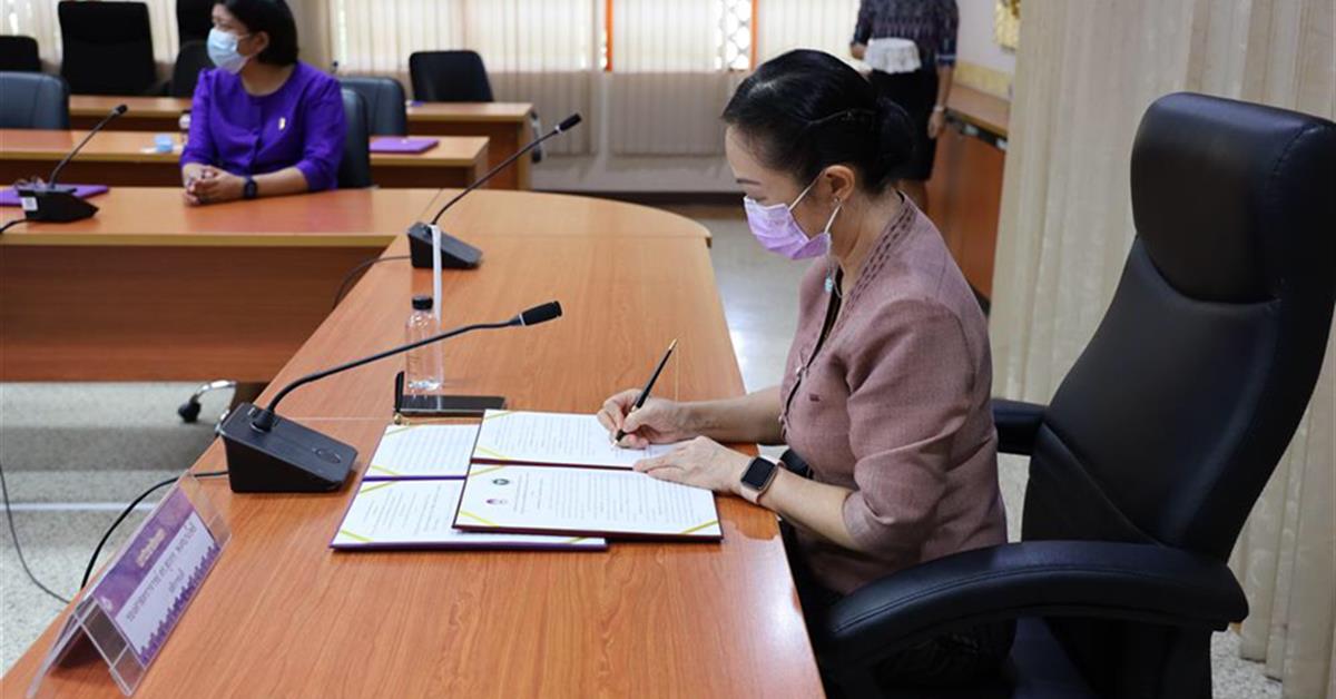 อธิการบดีมหาวิทยาลัยพะเยาร่วมกับผู้อำนวยการโรงพยาบาลลำปาง ร่วมลงนามบันทึกข้อตกลงความร่วมมือทางวิชาการมหาวิทยาลัยพะเยากับโรงพยาบาลลำปาง