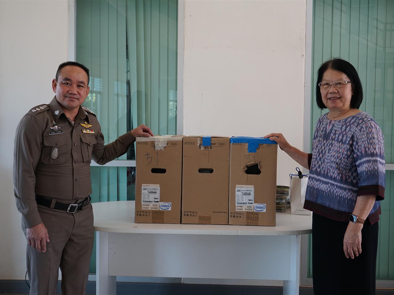 โรงเรียนสาธิตมหาวิทยาลัยพะเยา มอบเครื่องคอมพิวเตอร์ให้แก่หน่วยงานภายนอก ภายใต้โครงการ UP CSR สู่ UP CSV