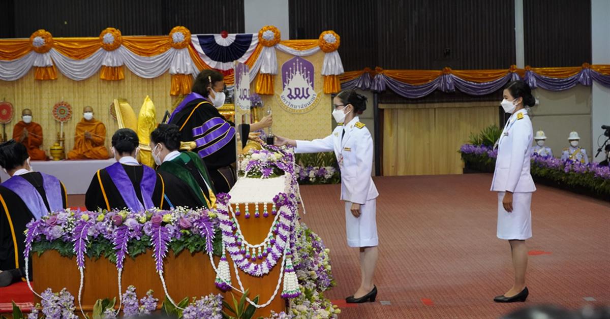 รศ.กันย์กัญญา ใจการวงค์สกุล อาจารย์ประจำคณะนิติศาสตร์ได้รับพระราชทานโล่ห์รางวัลอาจารย์ดีเด่นด้านการสอน อาจารย์ดีเด่น ด้านการสอน มหาวิทยาลัยพะเยา ประจำปี พ.ศ. 2563