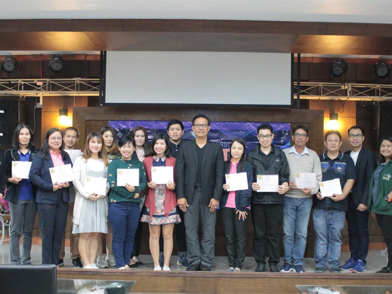 คณะเกษตรศาสตร์และทรัพยากรธรรมชาติ ม.พะเยา จัดพิธีแสดงความยินดีและมอบใบประกาศนียบัตรแด่ผู้สำเร็จการอบรมหลักสูตรพันธุ์ใหม่ นักแปรรูปเนื้อสัตว์อัจฉริยะ (Smart Meat Processsors)
