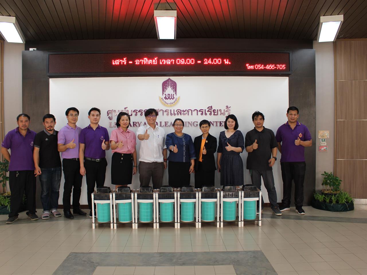 รองอธิการบดีฝ่ายสิ่งแวดล้อมและภูมิทัศน์เป็นประธานมอบเครื่องกรองฝุ่นให้กับศูนย์บรรณสารและการเรียนรู้